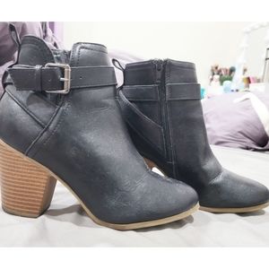 Time and Tru Size Women's 7.5 Black Ankle Booties with Belt